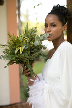 Cargar imagen en el visor de la galería, Vestido Ombro Só Plumas Branco