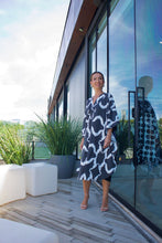 Carregar imagem no visualizador da galeria, Kaftan Slim Midi Preto e Branco