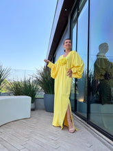 Cargar imagen en el visor de la galería, Kaftan Bufante Amarelo + Flor