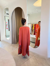 Cargar imagen en el visor de la galería, Kaftan Moldura Midi Terracota e Cinza