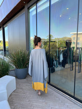 Cargar imagen en el visor de la galería, Kaftan Simplice Mídi Cinza e Amarelo