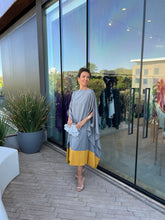 Cargar imagen en el visor de la galería, Kaftan Simplice Mídi Cinza e Amarelo