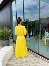 Cargar imagen en el visor de la galería, Kaftan Nó Amarelo + flor