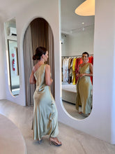 Carregar imagem no visualizador da galeria, Vestido Cynthia Dourado