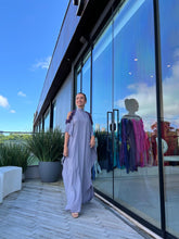 Load image into Gallery viewer, Vestido Emily Flores