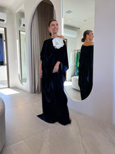 Carregar imagem no visualizador da galeria, Vestido Silvia Veludo + Capa e flor