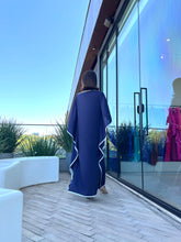 Cargar imagen en el visor de la galería, Kaftan Moldura Midi - Azul Marinho e Branco