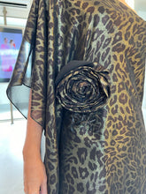 Cargar imagen en el visor de la galería, Vestido Carmen Animal Print + flor
