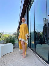 Carregar imagem no visualizador da galeria, Kaftan Samanta Mostarda e Nude
