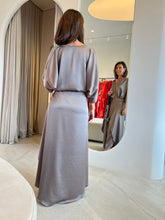 Carregar imagem no visualizador da galeria, Kaftan Nó Acetinado + flor
