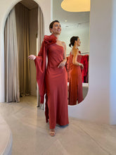 Cargar imagen en el visor de la galería, Vestido Karla Terracota + Flor
