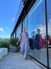 Load image into Gallery viewer, Vestido Emily Flores
