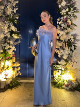 Load image into Gallery viewer, Vestido Plumas Carol
