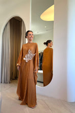 Carregar imagem no visualizador da galeria, Kaftan Simplice Plissado Caramelo + Folha
