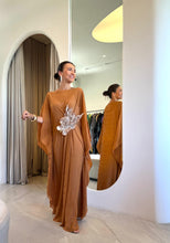 Carregar imagem no visualizador da galeria, Kaftan Simplice Plissado Caramelo + Folha
