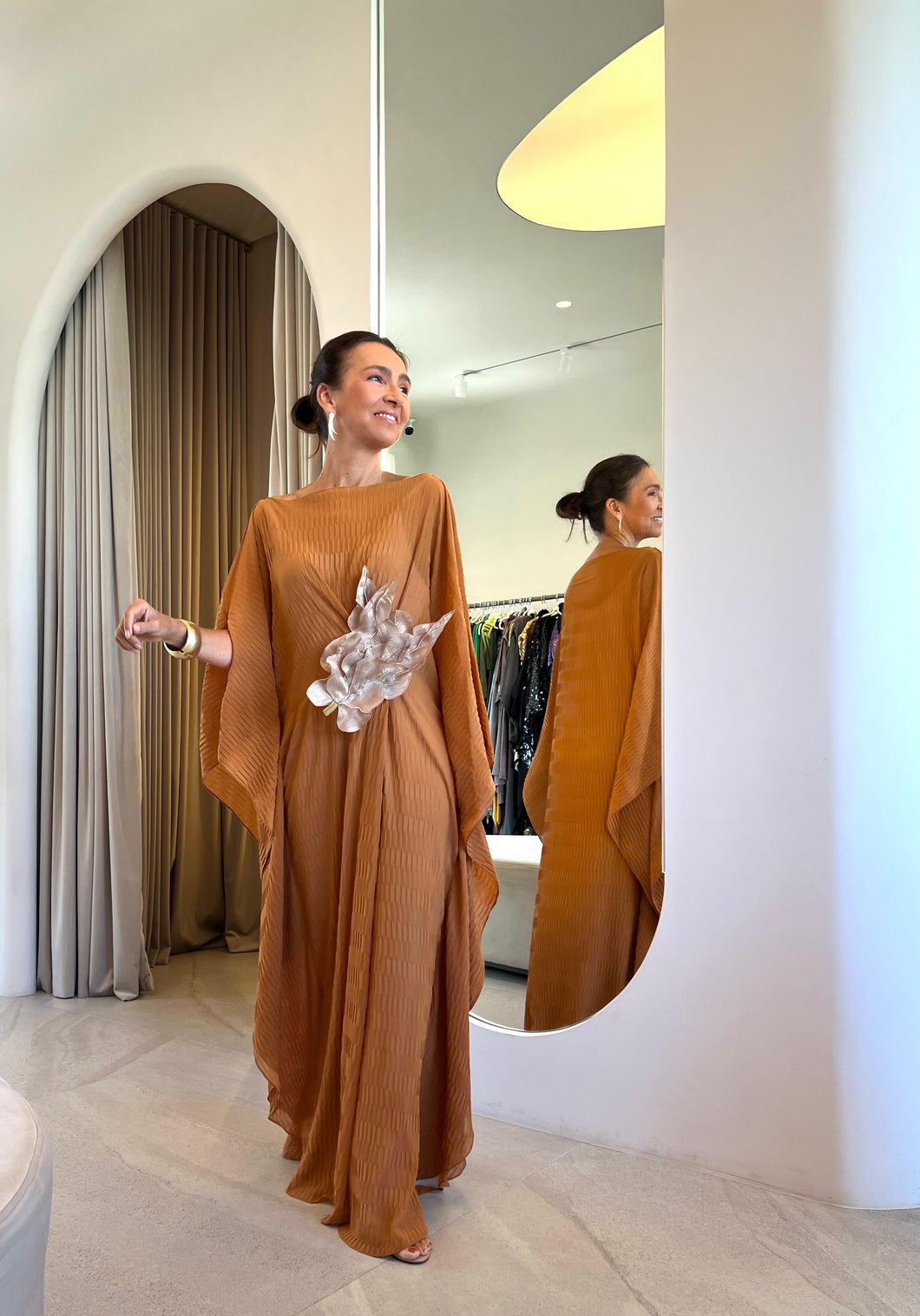 Kaftan Simplice Plissado Caramelo + Folha
