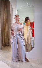 Carregar e reproduzir vídeo no visualizador da galeria, Blusa Ampla Linho Nude
