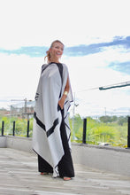 Carregar imagem no visualizador da galeria, Blusa Square Branco e Preto
