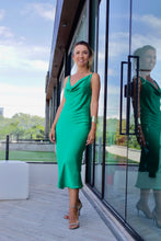 Carregar imagem no visualizador da galeria, Slip Dress Verde Acetinado
